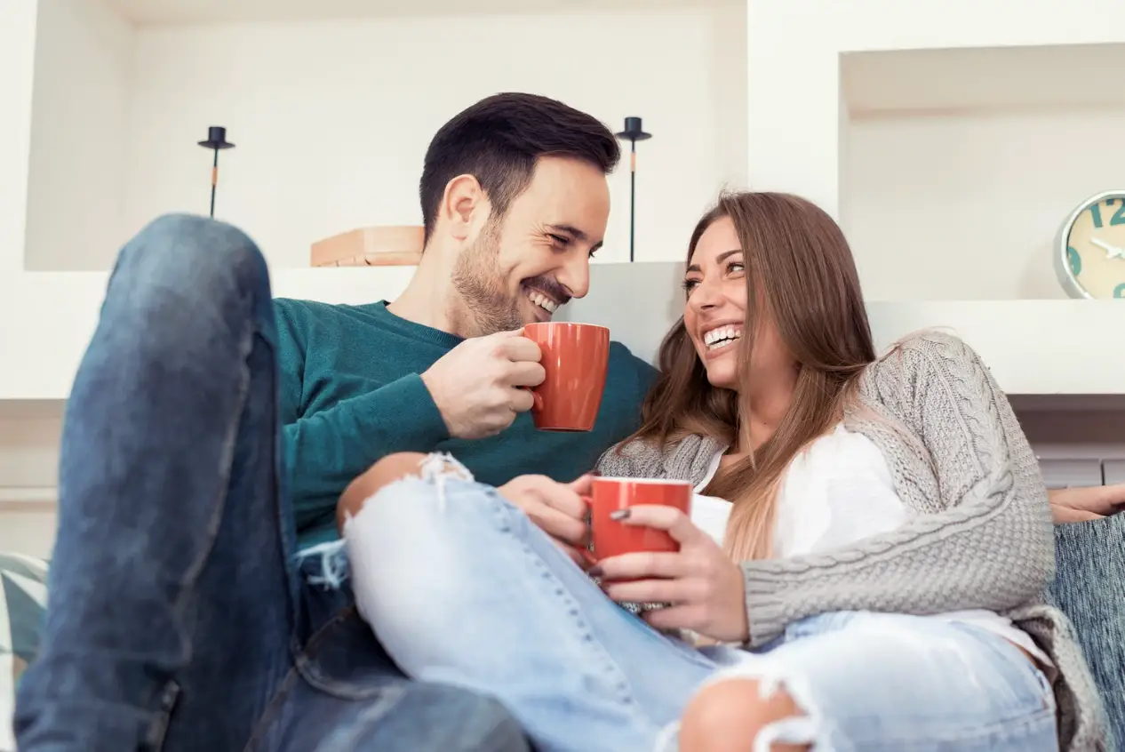 Para odpoczywająca w salonie – cisza i spokój w domu pod Gnieznem