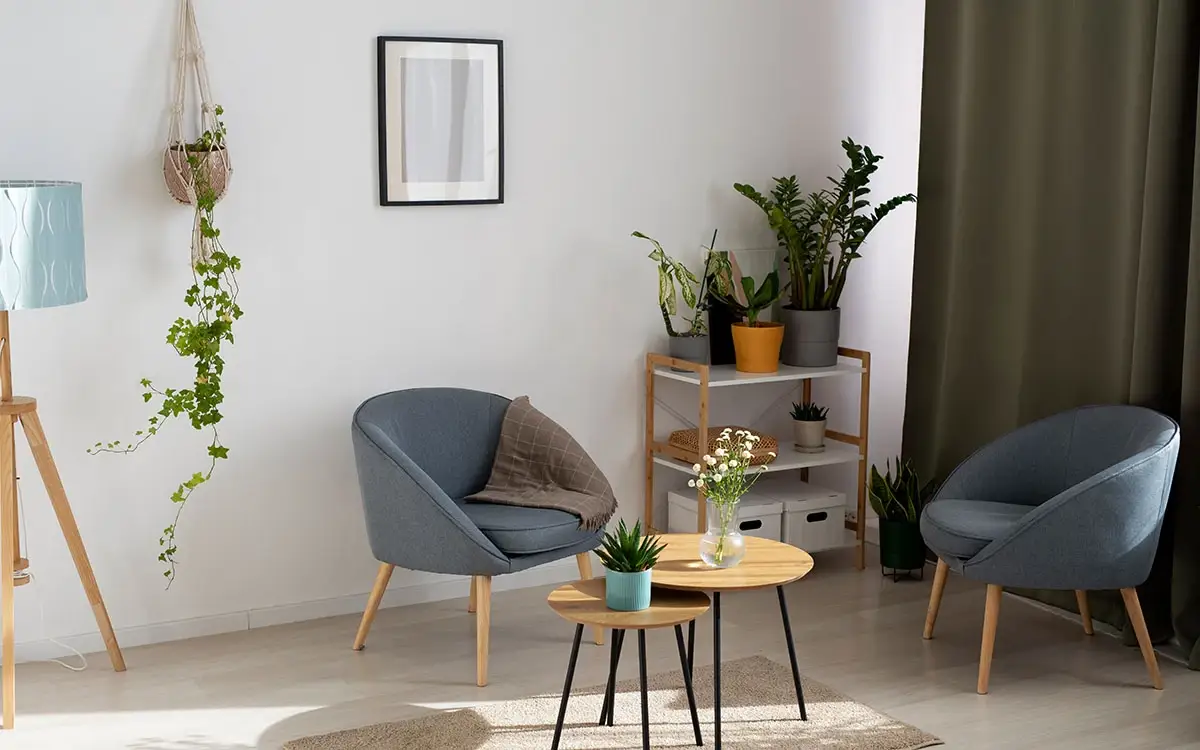 Jasny salon z roślinami – wnętrze domu bliźniaczego